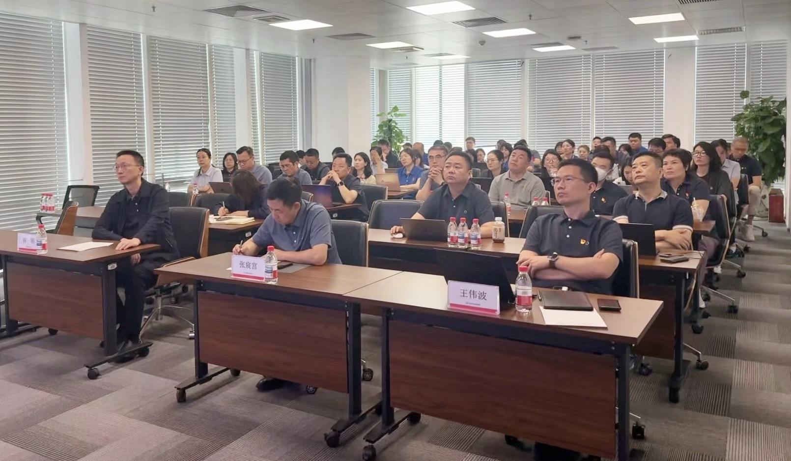 中建材信息黨總支召開深入貫徹中央八項(xiàng)規(guī)定精神學(xué)習(xí)教育警示教育大會(huì)暨專題黨課